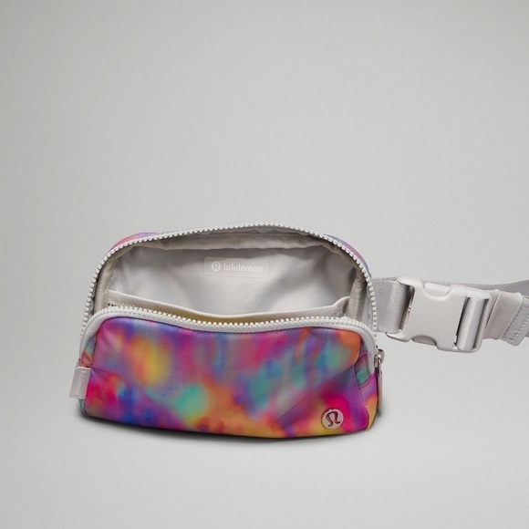 Lululemon Everywhere Belt Bag in Prism Wash Multi/Vapor NWT *Sold Out Online! - Picture 2 of 6